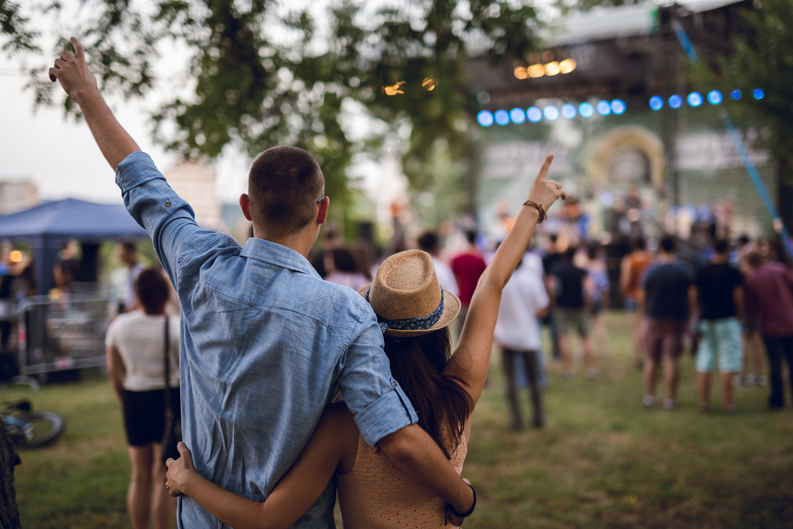couple-toasting-on-a-music-festival